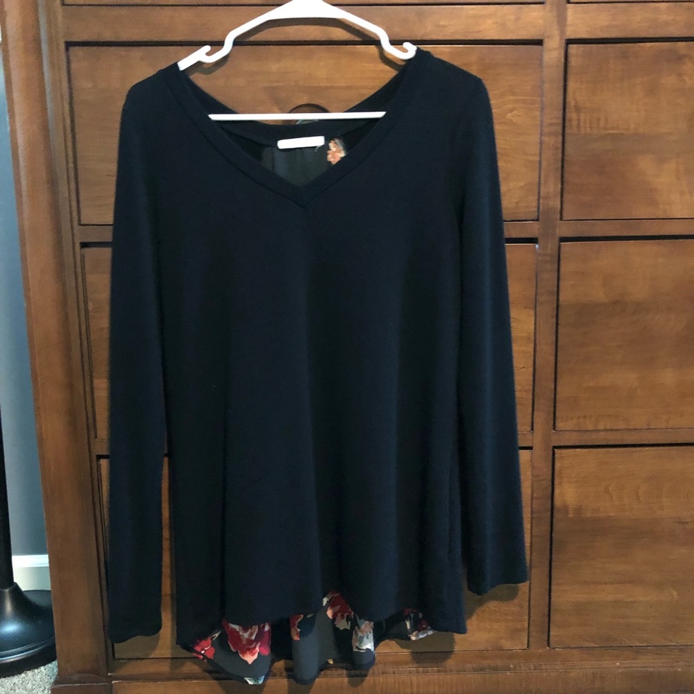 Le Lis V-Neck Top